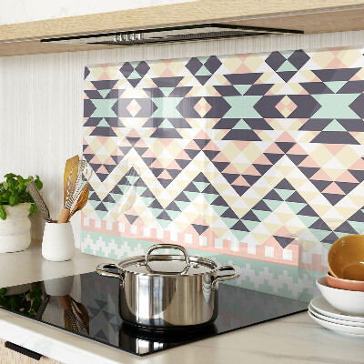 Schneidebrett mit geometrischem Motiv in Pastellfarben