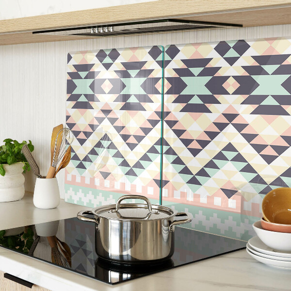 Schneidebrett mit geometrischem Motiv in Pastellfarben