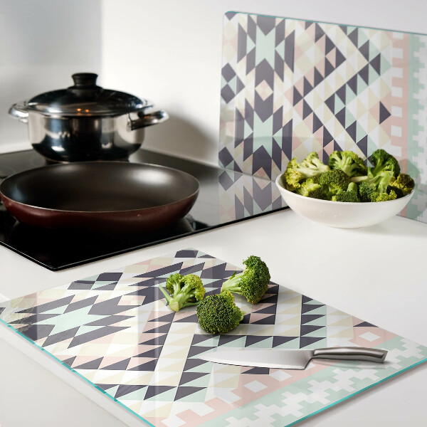 Schneidebrett mit geometrischem Motiv in Pastellfarben