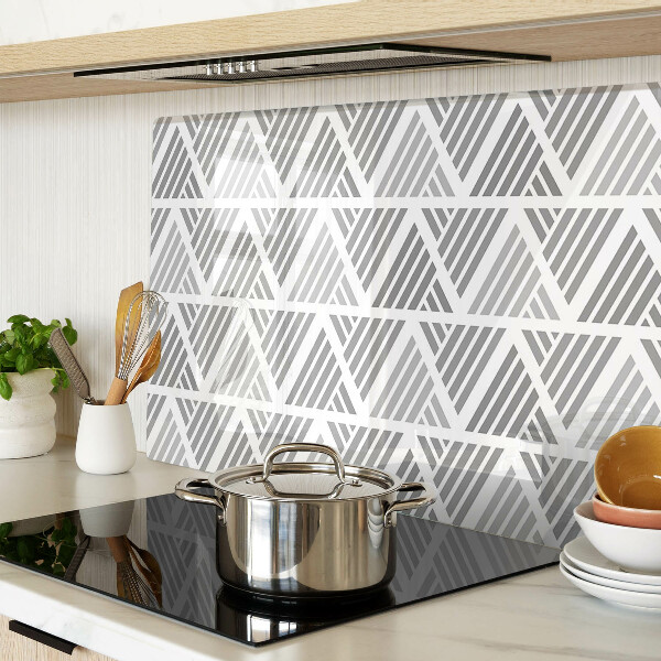 Schneidebrett mit geometrischem Muster in Grautönen