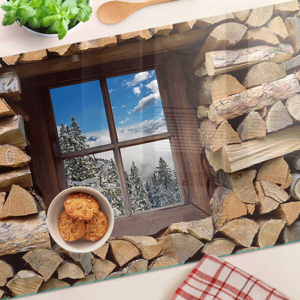 Glas-Schneidebrett mit Motiv einer Winterlandschaft, sichtbar durch ein Fenster