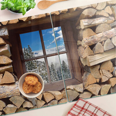 Glas schneidebrett Blick durch das Fenster auf eine Winterlandschaft