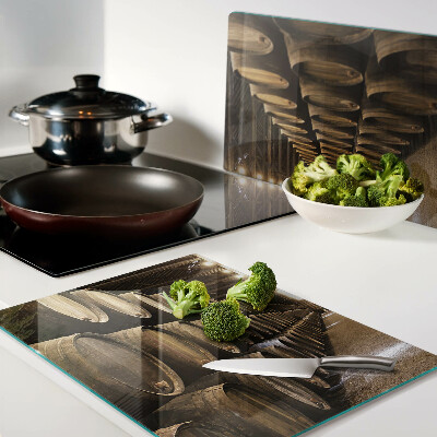 Glas schneidebrett Innenansicht eines Weinguts mit Fässern