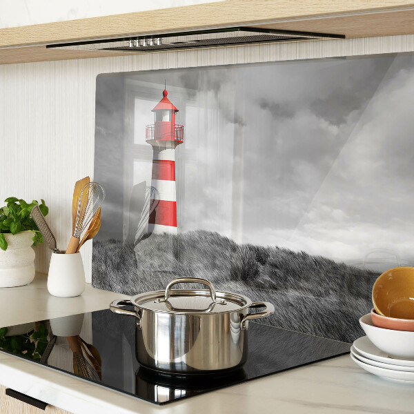 Schneidebrett mit Motiv eines Leuchtturms in einer Landschaft