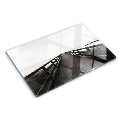 Schneidebrett mit Holzgriff in Form einer Brücke über dem Wasser