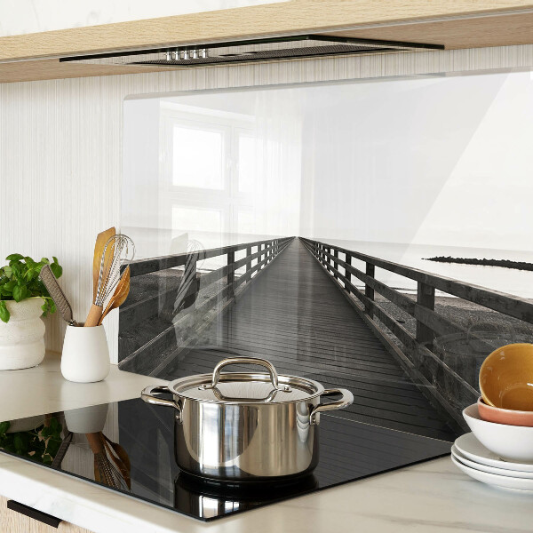 Schneidebrett mit Holzgriff in Form einer Brücke über dem Wasser