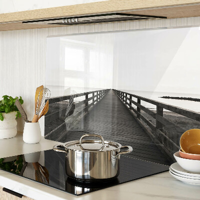 Schneidebrett mit Holzgriff in Form einer Brücke über dem Wasser