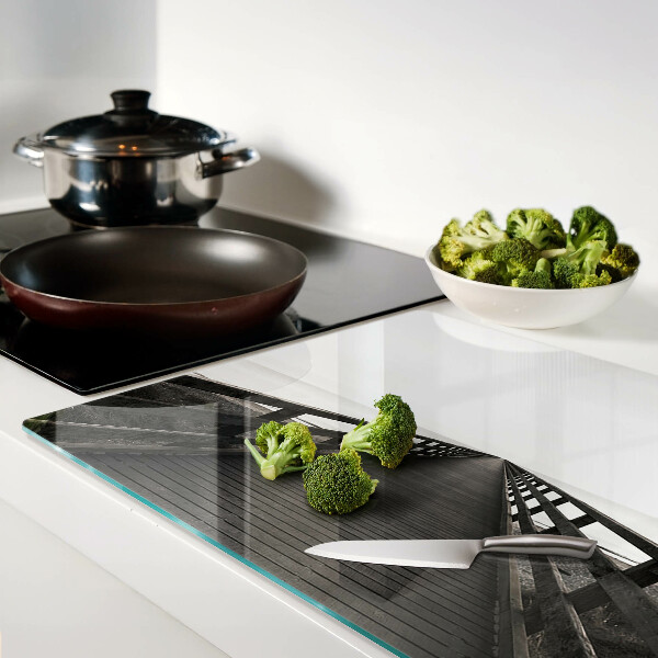 Schneidebrett mit Holzgriff in Form einer Brücke über dem Wasser