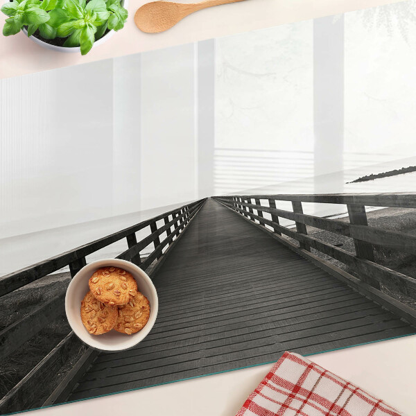 Schneidebrett Holzbrücke über das Wasser