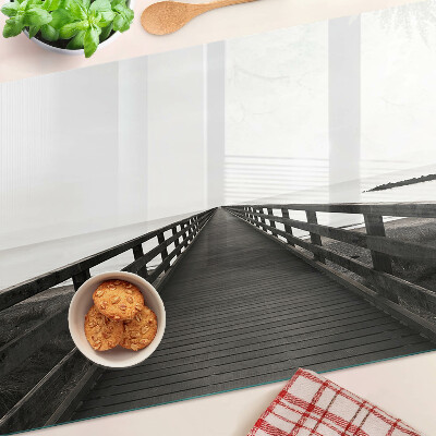 Schneidebrett mit Holzgriff in Form einer Brücke über dem Wasser