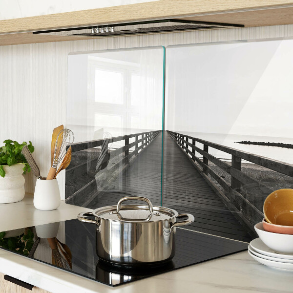 Schneidebrett mit Holzgriff in Form einer Brücke über dem Wasser