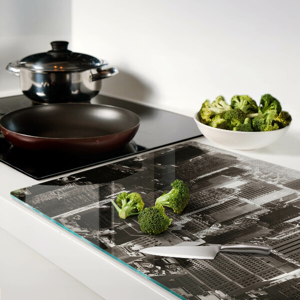 Glas-Schneidebrett mit Panorama der Stadt in Schwarz-Weiß-Tönen