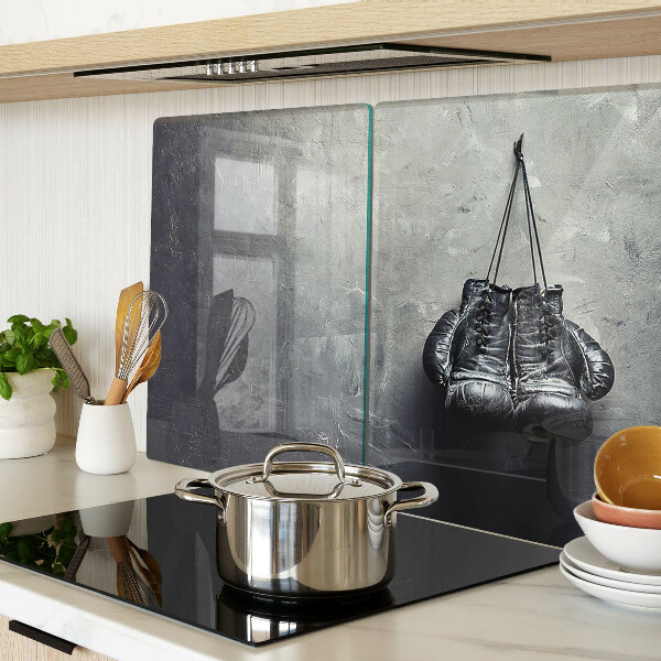 Schneidebrett glas Ein Sessel in einem minimalistischen Interieur