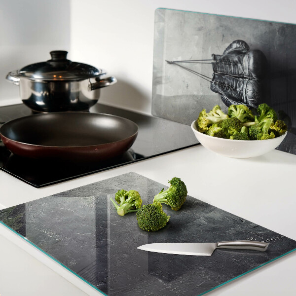 Schneidebrett glas Ein Sessel in einem minimalistischen Interieur