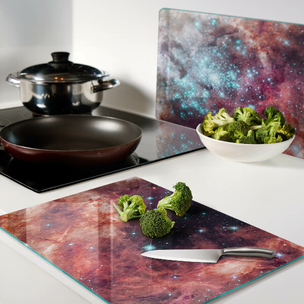 Schneidebrett mit Motiv einer kosmischen Landschaft und Sternen
