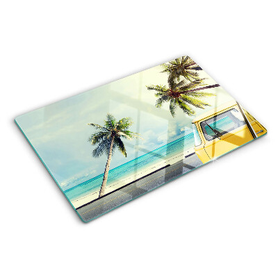 Strand mit Palmen und einem Auto