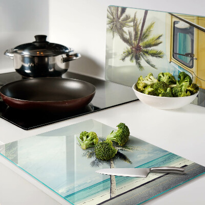 Glas schneidebrett Strand mit Palmen und einem Auto