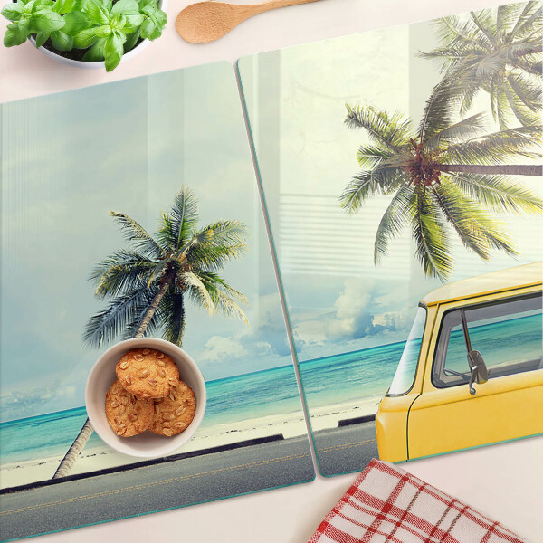 Glas schneidebrett Strand mit Palmen und einem Auto