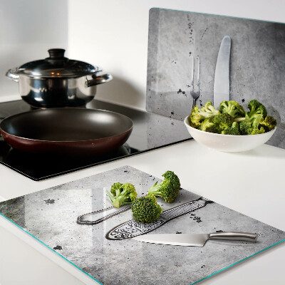 Schneidebrett Besteck auf Betongrund