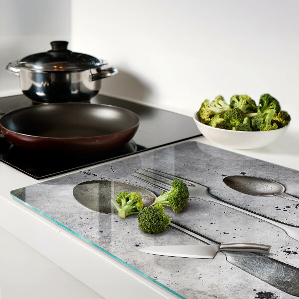 Schneidebrett glas Besteck auf Betongrund