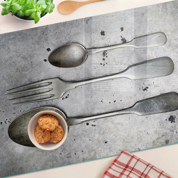 Schneidebrett glas Besteck auf Betongrund