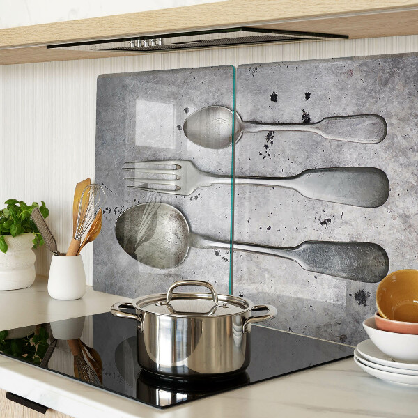 Schneidebrett glas Besteck auf Betongrund