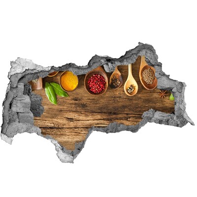 Mauerdurchbruch Aufkleber Küchengewürze auf einer hölzernen Arbeitsplatte