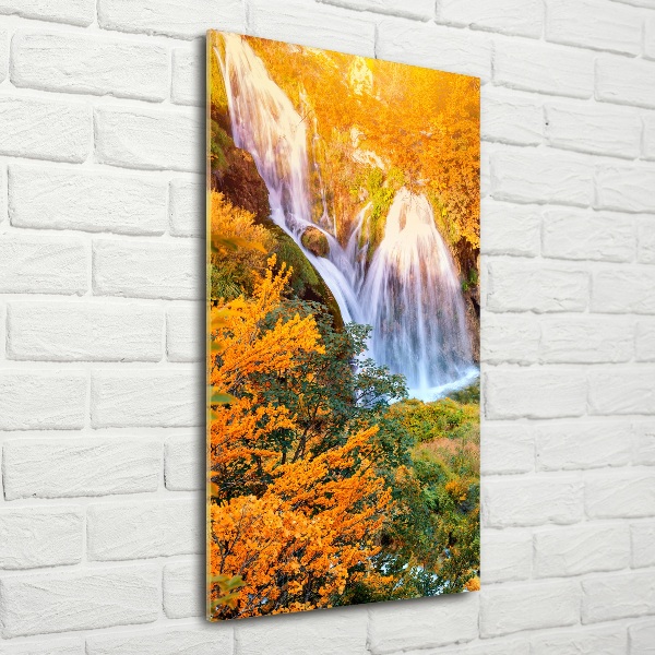 Glasbild vertikales Wasserfall im Herbst