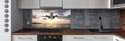 Platte für Küchenrückwand Ein Flugzeug über dem Meer