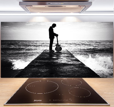 Glasrückwand für die küche Gitarrist auf dem Pier