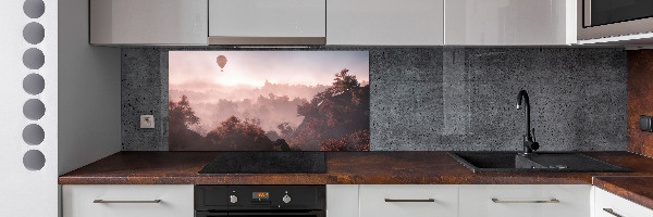 Glasrückwand für die küche Ballonfahrt über dem Wald