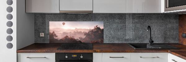 Glasrückwand für die küche Ballonfahrt über dem Wald