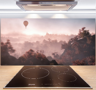 Glasrückwand für die küche Ballonfahrt über dem Wald