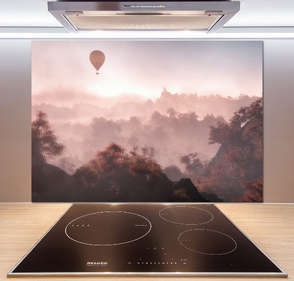 Glasrückwand für die küche Ballonfahrt über dem Wald