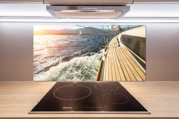 Glasrückwand für die küche Ein Segelboot auf See