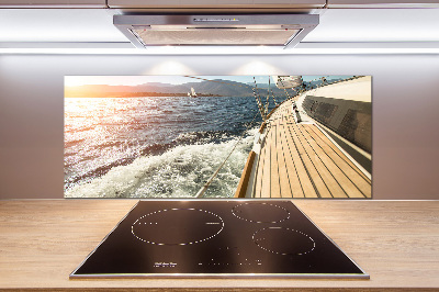 Glasrückwand für die küche Ein Segelboot auf See