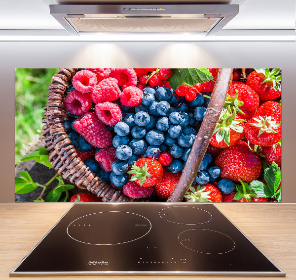 Küchen wandpaneel Ein Korb mit Waldfrüchten