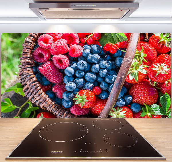 Küchen wandpaneel Ein Korb mit Waldfrüchten