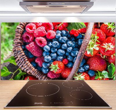 Küchen wandpaneel Ein Korb mit Waldfrüchten