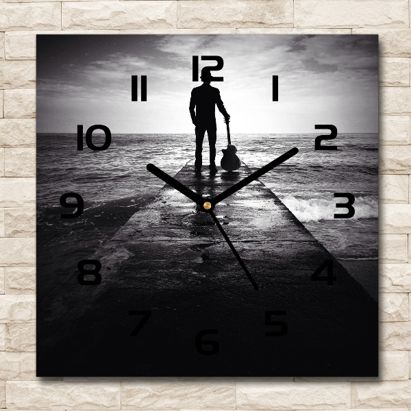 Wanduhr modern quadratisch Gitarrist auf dem Pier