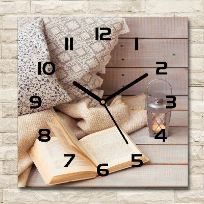 Wanduhr quadratisch Entspannung mit einem Buch
