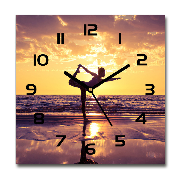 Wanduhr modern quadratisch Yoga am Strand