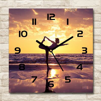 Wanduhr modern quadratisch Yoga am Strand