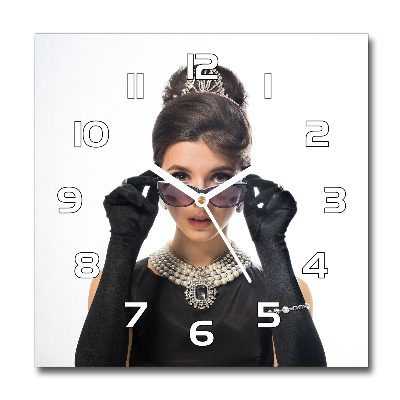 Wanduhr quadratisch Frau mit Brille
