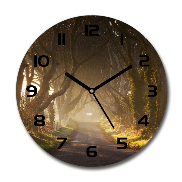 Wanduhr rund Nebel im Wald