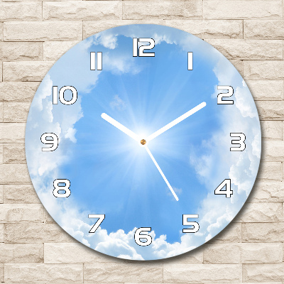 Wanduhr rund Wolken am Himmel