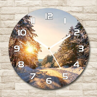 Wanduhr rund Eine Straße im Wald im Winter