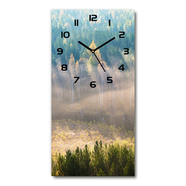 Moderne wanduhr Nebel über dem Wald