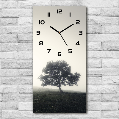 Moderne wanduhr Baum im Nebel
