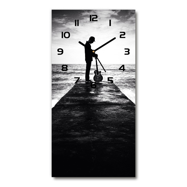 Moderne wanduhr Gitarrist auf dem Pier